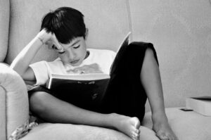 子どもが読書を楽しむための理想的な距離は何センチ？