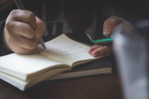 ブルーライトカットメガネは学校でも使っても大丈夫？