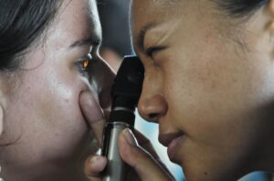 眼科医師に相談する最適なタイミングはいつ？