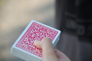 小学生がゲームを長時間することによる目のリスクとは？