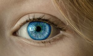 小学生の目が乾燥してまぶたが荒れる原因と対策は？
