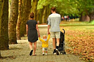 子どもの視力はメガネで回復するのか、治るのか？