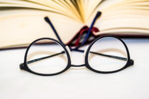 小学生が視力が悪くなったらメガネはいつから必要になるの？