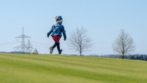 子供の近視予防に外遊びは何時間必要？